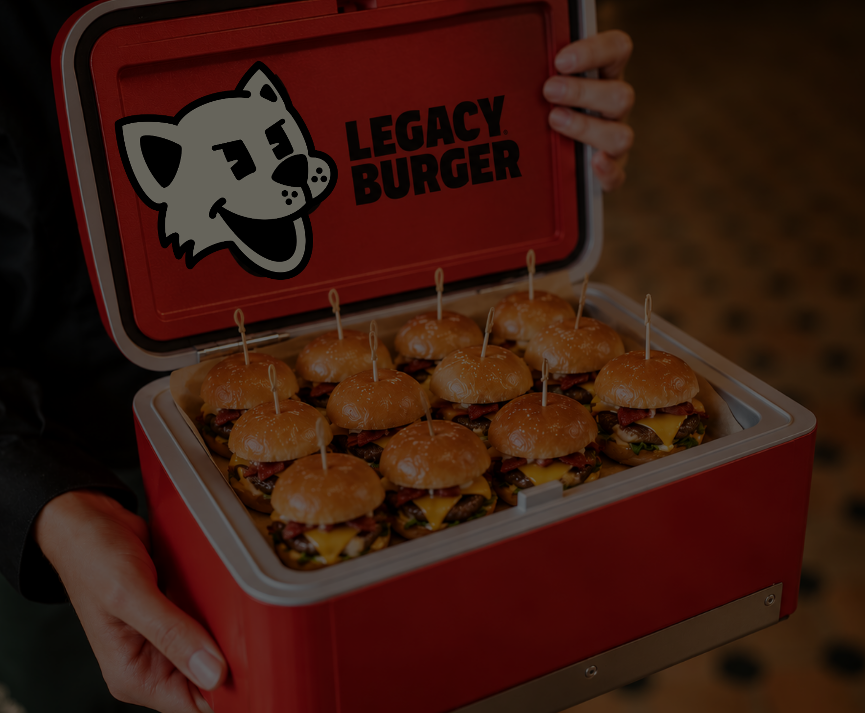 Cooler vermelho personalizado da Legacy Burger com mini-hambúrgueres prontos para o evento